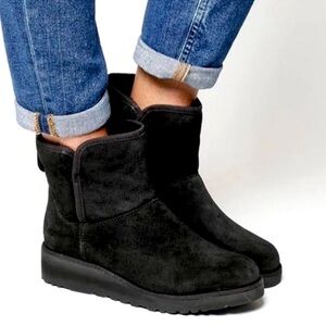 Like New! UGG Kristin wedge shearling short booties 8 black water resistant